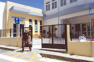 Μαθητές και καθηγητές του Εσπερινού Λυκείου Ηρακλείου έκαναν το σχολείο τους... κουκλάκι