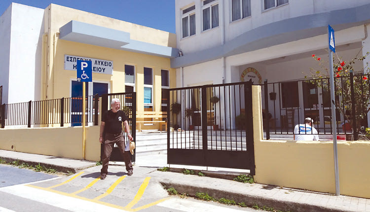 Μαθητές και καθηγητές του Εσπερινού Λυκείου Ηρακλείου έκαναν το σχολείο τους... κουκλάκι