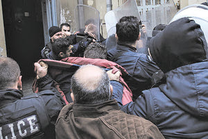 Έπαιζαν play station  και βρέθηκαν τετ-α-τετ με αληθινά πυρά