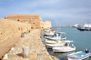 Στο δυτικό τμήμα του ενετικού λιμένα κοντά στον Κούλε