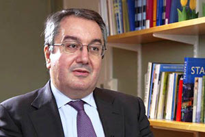 ο καθηγητής Πολιτικής της Υγείας, Ηλίας Μόσιαλος.