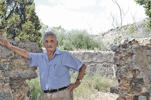 Ο συγγραφέας Γιώργος Πρατσίνης το 2011, στα ερείπια του ιστορικού Δημοτικού Σχολείου «Κεραπολίτισσας» Φουρνής