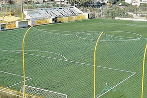 Νέος πλαστικός χλοοτάπητας τοποθετείται στο Μαρτινέγκο