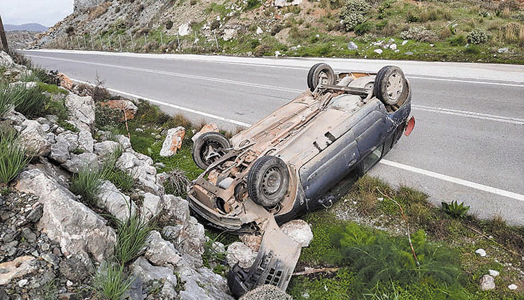 ανατροπή Ι.Χ αυτοκινήτου σημειώθηκε χθες το πρωί στην περιοχή Κρύα Βρύση Ρεθύμνου.