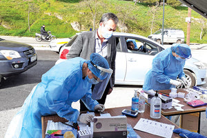 Έλεγχοι ταχείας ανίχνευσης αντιγόνου Covid-19 (rapid test) από κλιμάκια του ΕΟΔΥ στο Γάζι Μαλεβιζίου