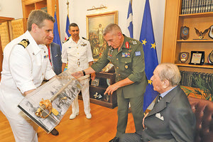 ο Ιάκωβος Τσούνης είναι ένας αφοσιωμένος πατριώτης έδωσε όλη την περιουσία του (23 εκατ. ευρώ, 60 αποβατικά πλοία κ.ά) στις Ένοπλες Δυνάμεις.