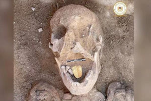 ΑΙΓΥΠΤΟΣ: Βρέθηκε μούμια 2.000 ετών με χρυσή γλώσσα