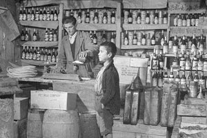 Η φωτογραφία της ημέρας: 1947. Παραδοσιακό παντοπωλείο στην Κρήτη