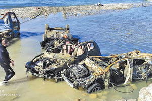 Ανέσυραν τα αυτοκίνητα από τον βυθό των Γουρνών