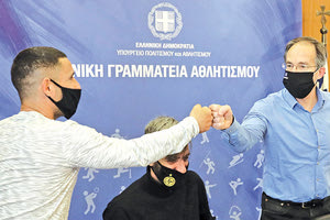 Χειραψία του κ. Μαυρωτά με τον Σωτήρη Τσάτσο