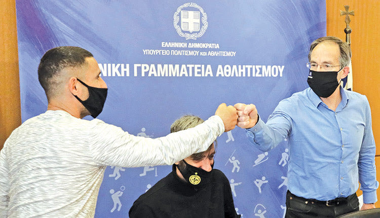 Χειραψία του κ. Μαυρωτά με τον Σωτήρη Τσάτσο