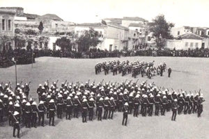 Η φωτογραφία της ημέρας: Παρέλαση Άγγλων στρατιωτών στις τρεις Καμάρες του Ηρακλείου