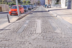 Ξηλώνουν τους κυβόλιθους μπροστά στο Πολιτιστικό