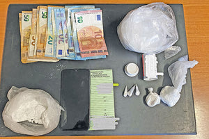 Ανάμεσα σε πλακάκια έκρυβε την κοκαΐνη ένας 20χρονος Αλβανός στην Άνω Χερσόνησo