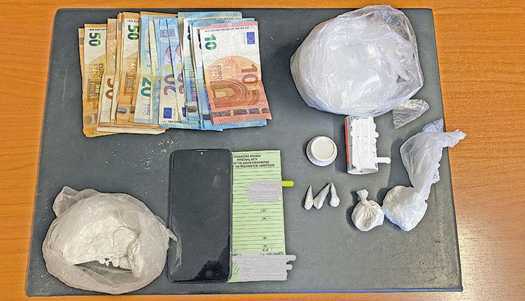 Ανάμεσα σε πλακάκια έκρυβε την κοκαΐνη ένας 20χρονος Αλβανός στην Άνω Χερσόνησo