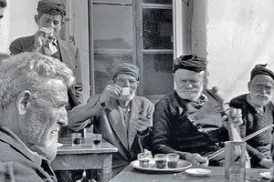 Η φωτογραφία της ημέρας: Kαφενείο στην Κρήτη το 1955