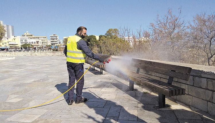 ΨΕΚΑΣΜΟΙ: Απολύμανση σε πλατείες και παγκάκια του Δήμου Ηρακλείου