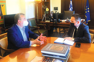 O περιφερειάρχης Κρήτης Σταύρος Αρναουτάκης και ο αναπληρωτής υπουργός Εσωτερικών Στέλιος Πέτσας στην Αθήνα