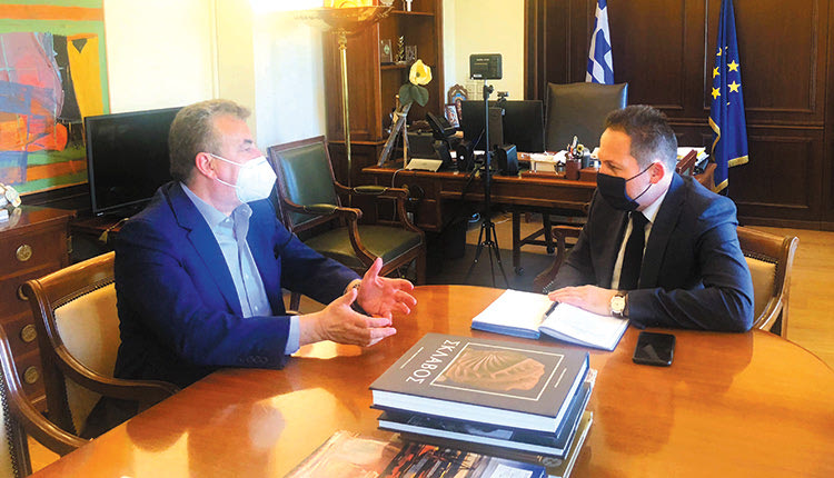 O περιφερειάρχης Κρήτης Σταύρος Αρναουτάκης και ο αναπληρωτής υπουργός Εσωτερικών Στέλιος Πέτσας στην Αθήνα