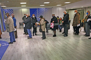 Ουρές σχηματίζονταν στα μεγάλα εμβολιαστικά κέντρα που