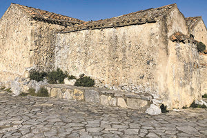  Ο δίκλιτος με νάρθηκα ναός των Μιχαήλ Αρχαγγέλου και Ευαγγελισμού της Θεοτόκου βρίσκεται στον οικισμό Λιβάδια Μυλοποτάμου