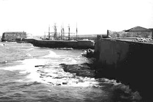 Η φωτογραφία της ημέρας: Ο Κούλες και το ενετικό λιμάνι Ηρακλείου, το 1908