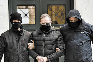 Ο Λιγνάδης με χειροπέδες