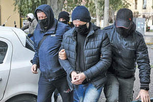 Ο Λιγνάδης με χειροπέδες