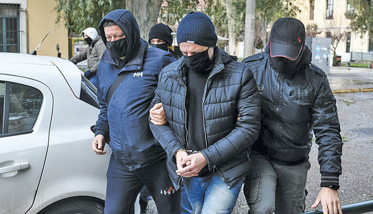 Ο Λιγνάδης με χειροπέδες