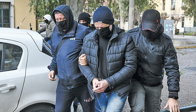 Ο Λιγνάδης με χειροπέδες