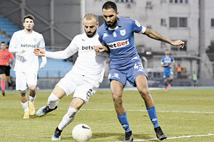 Ο Ουές με τον Πίρσμαν σε φάση από το ματς ΟΦΗ - ΠΑΣ