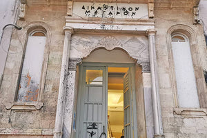 επιχείρηση καθαριότητας στους τοίχους του Δικαστικού Μεγάρου και τον πεζόδρομο της Δικαιοσύνης από τα συνεργεία της Λότζια, που έσπευσαν να καθαρίσουν τους βανδαλισμούς