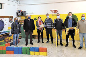 παρέδωσαν αθλητικό υλικό σε δημοτικά σχολεία του Ηρακλείου