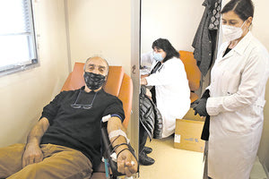 O Τσινός που έδωσε αίμα στη χθεσινή εθελοντική αιμοδοσία