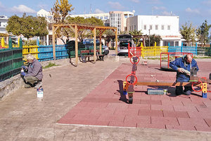 “Λίφτινγκ” στην παιδική χαρά που βρίσκεται στην πλατεία Μιχαήλ Κατσαμάνη στο Γάζι