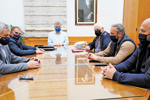 ο περιφερειάρχης και δήμαρχοι του νησιού που συναντήθηκαν στην Περιφέρεια Κρήτης