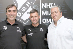Ο πρόεδρος του ΟΦΗ Μιχάλης Μπούσης και ο Γιάννης Σαμαράς με τον Γιώργο Σίμο