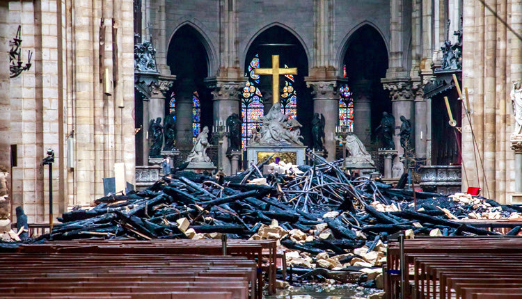 Καηκε η Παναγία των Παρισίων, η Νοτρ Νταμ (Notre Dame)