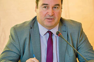 Ο καθηγητής Ιολογίας και υπεύθυνος του εργαστηρίου Ιολογίας του Πανεπιστημίου Κρήτης, κ. Γιώργος Σουρβίνος