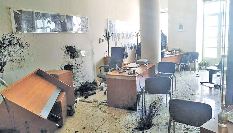 Η επίθεση που έγινε στο πολιτικό γραφείο του Λ. Αυγενάκη
