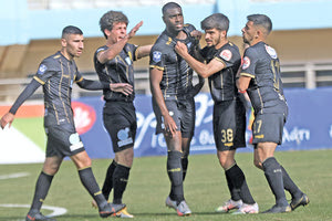 Ο Κόνραντ πανηγυρίζει με τους συμπαίκτες του στον Εργοτέλη