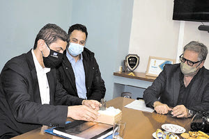 ο δήμαρχος Αγίου Νικολάου  Αντώνης Ζερβός με τον υφυπουργό Αθλητισμού  Λευτέρη Αυγενάκη στον Δήμο.