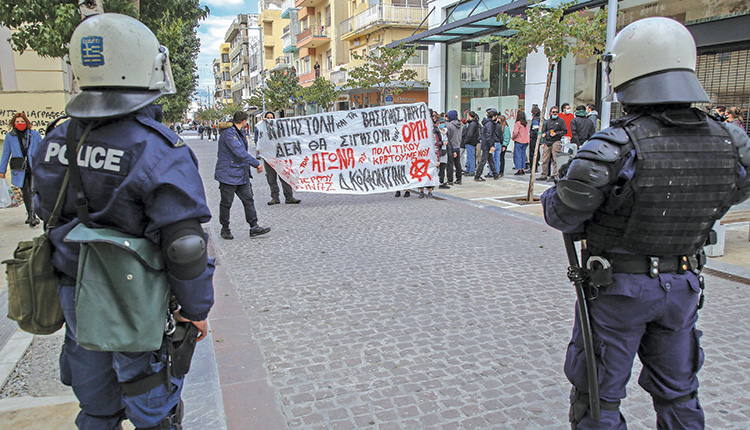 Κινητοποίηση συμπαράστασης στους συλληφθέντες έξω από τα δικαστήρια