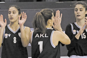 Η Ιωάννα Στεφανάκη (αριστερά) αγωνίστηκε στο χθεσινό ματς του ΠΑΟΚ