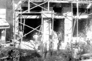 Η φωτογραφία της ημέρας: Kτηρίo της οδού Δικαιοσύνης όταν ανεγειρόταν το 1933