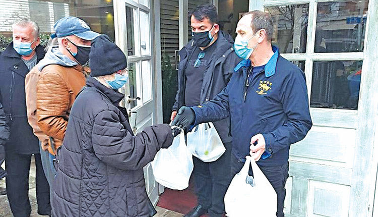 Μοίρασε γεύματα σε συνανθρώπους μας που έχουν ανάγκη ο Πύρρος Δήμας