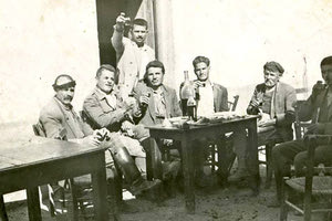 Η φωτογραφία της ημέρας: Μεταπολεμικά, καφενείο σε περιοχή της Μεσσαράς