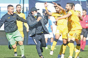 Ο Τσέλιος πνίγεται στις αγκαλιές των συμπαικτών του