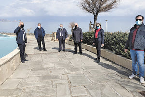 Στιγμιότυπο από την κάθοδο της αντιπροσωπείας των δημοτικών παρατάξεων στον Καράβολα