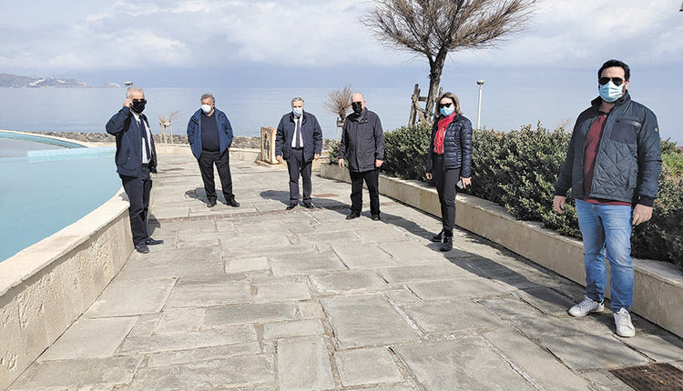 Στιγμιότυπο από την κάθοδο της αντιπροσωπείας των δημοτικών παρατάξεων στον Καράβολα
